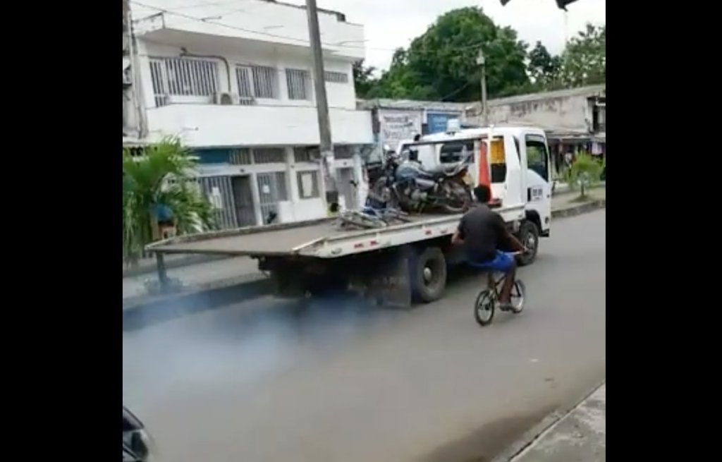 Grúa de tránsito de Chigorodó contaminando